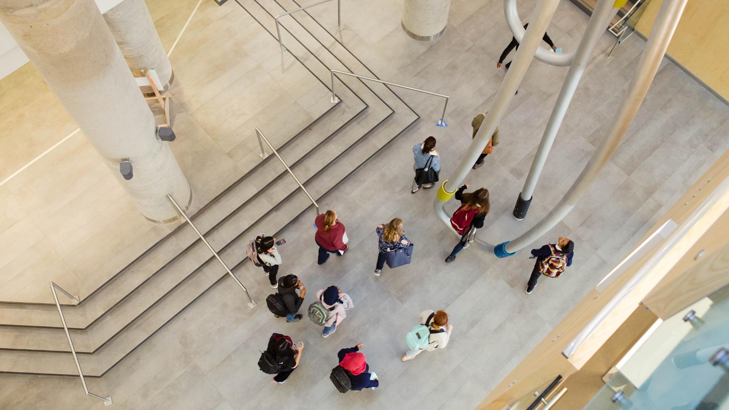 Groupe de personnes marchant dans le hall du Carrefour des apprentissages de l'Université d'Ottawa.