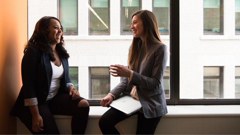 Deux femmes discutent de la technologie et de l'innovation