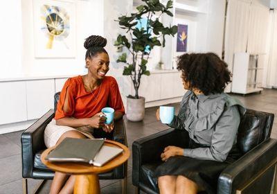 Two femmes qui parlent