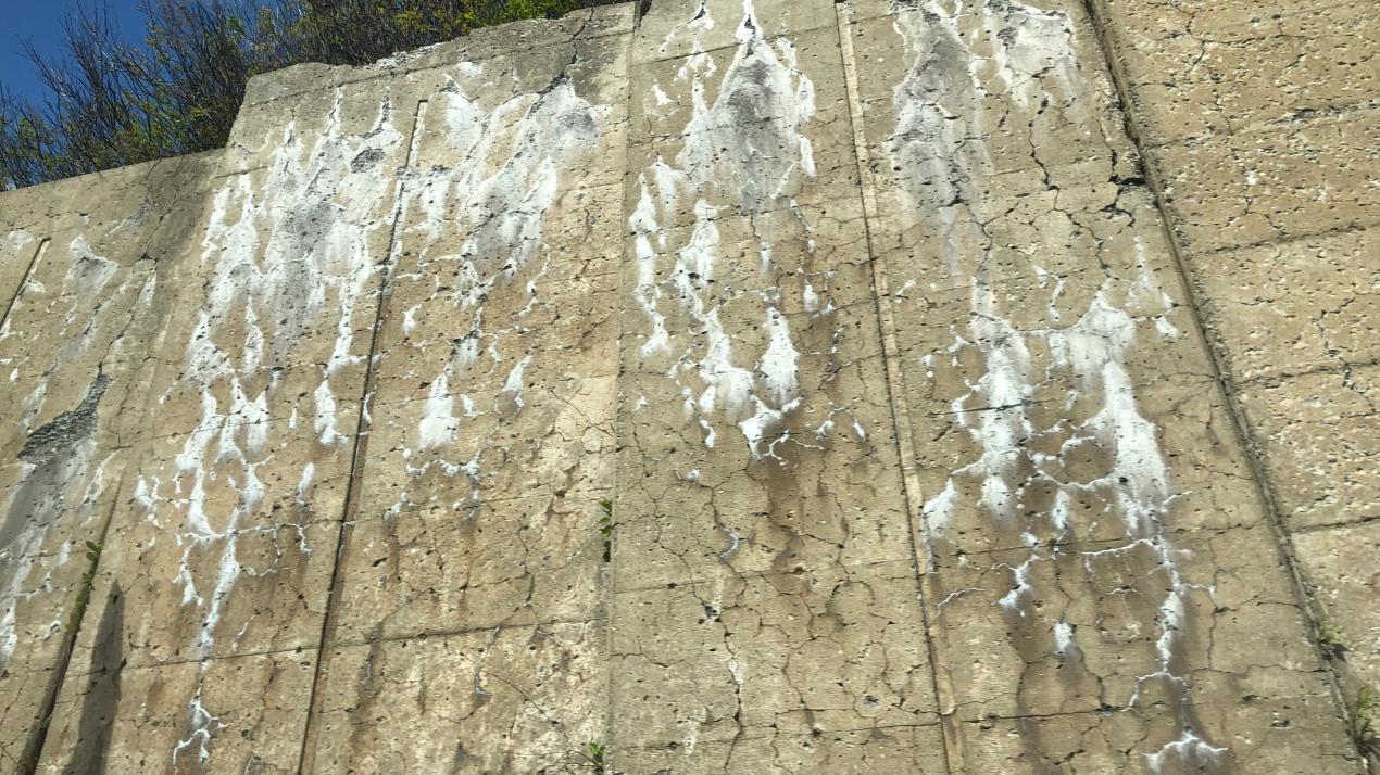 Mur de béton fissuré.