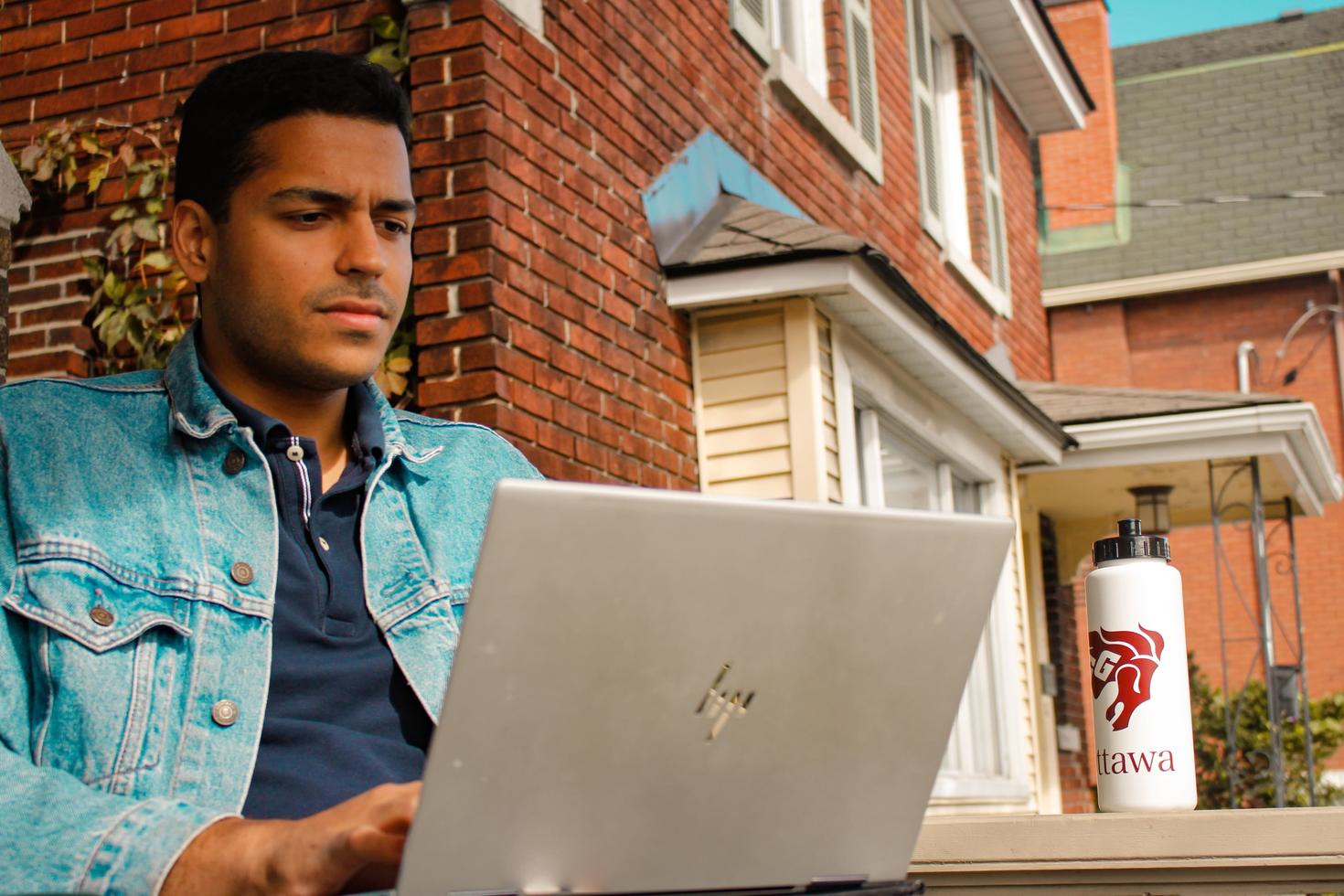 Étudiant en entrevue virtuelle