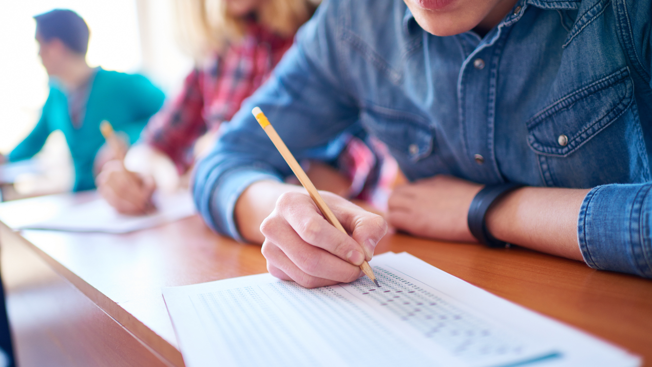Groupe d’étudiants pendant un examen 