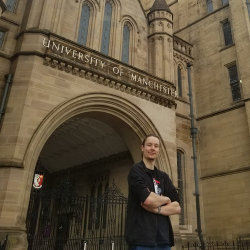Vincent Côté-Larouche devant un édifice de l'Université de Manchester.