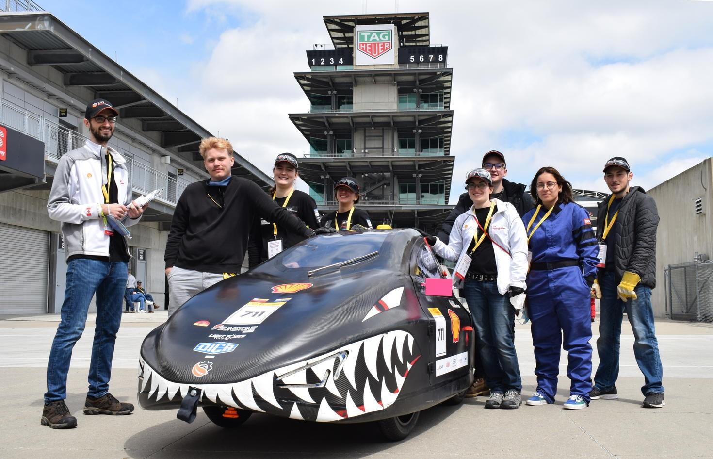 L'équipe Supermileage et leur voiture.