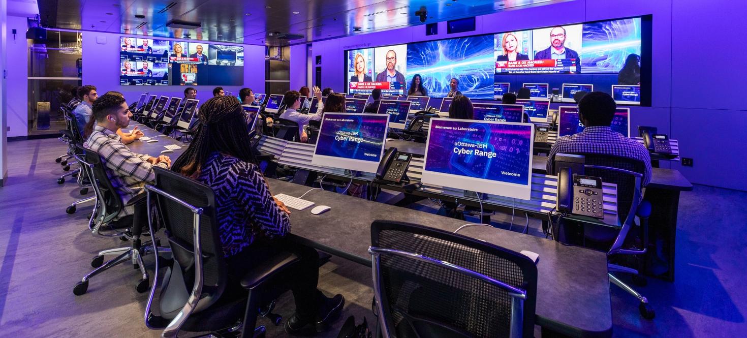 Étudiantes et étudiants dans le Laboratoire uOttawa-IBM Cyber Range