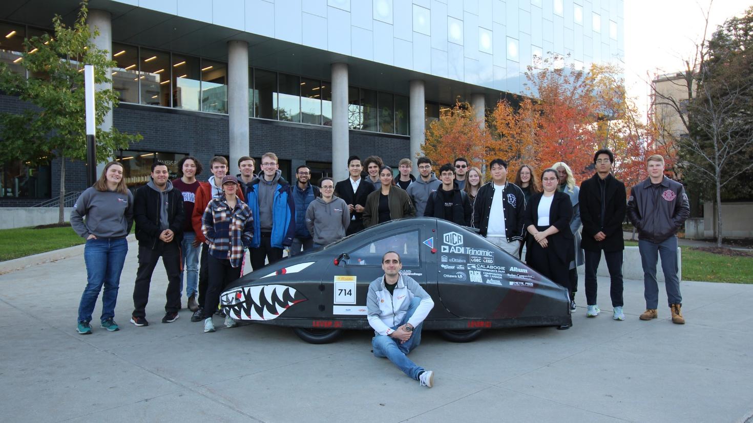 L'équipe de Supermileage et leur voiture électrique.