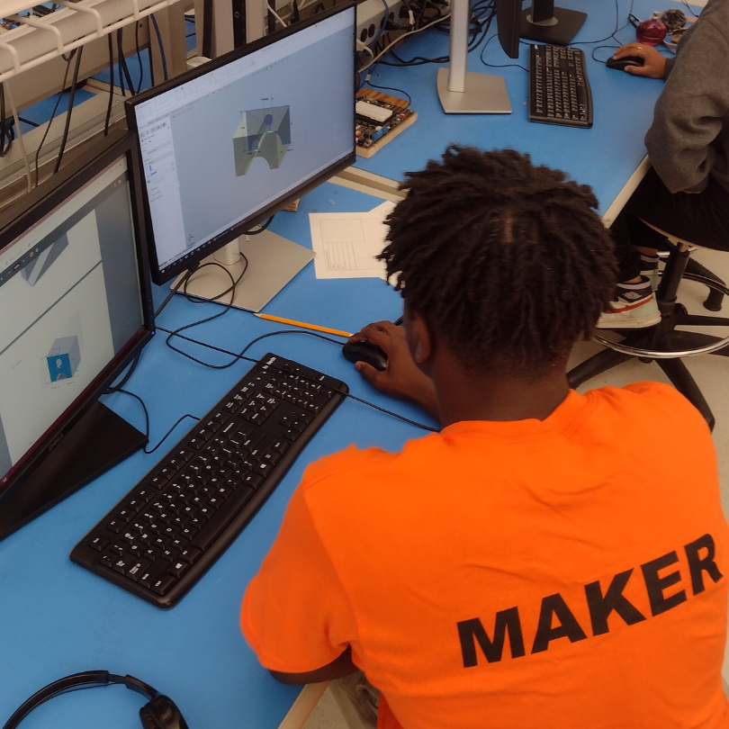 Un étudiant utilisant un logiciel de conception 3D