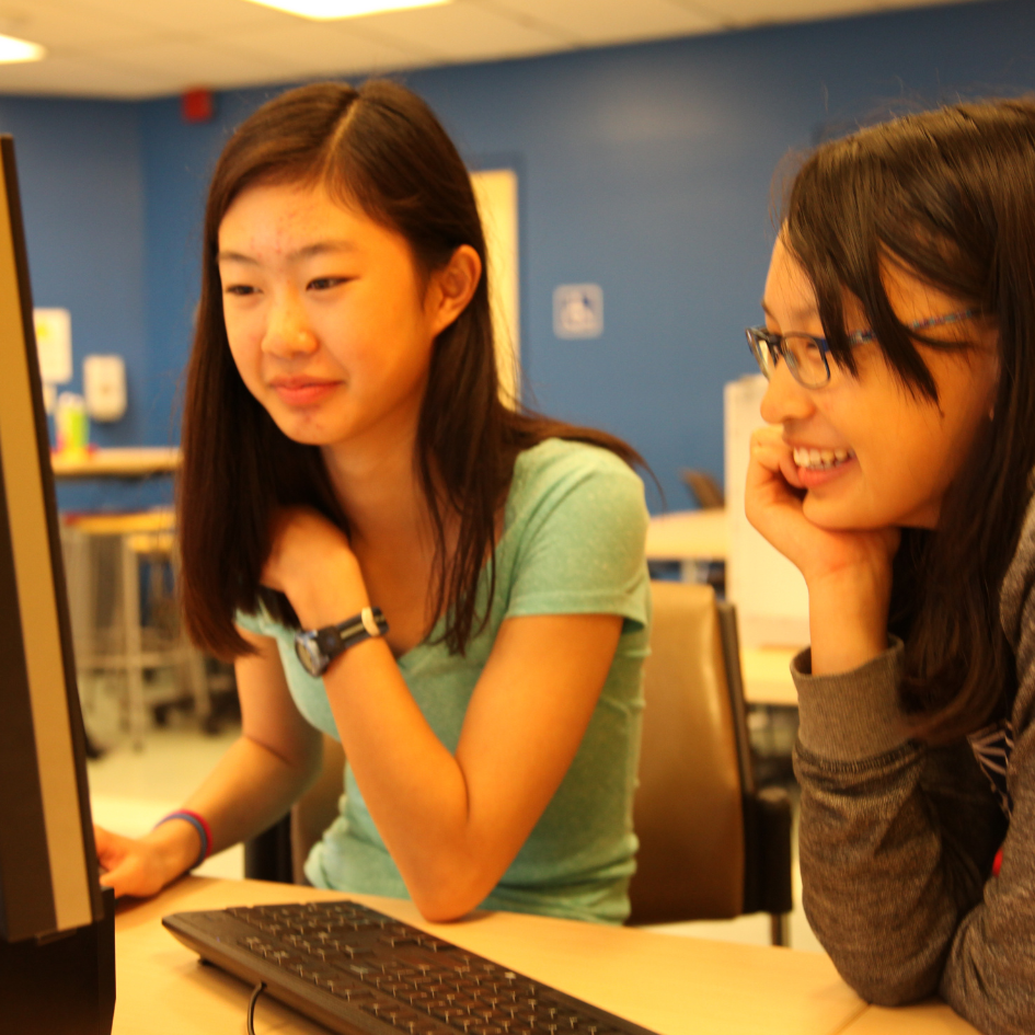 deux étudiants apprenant développement logiciel