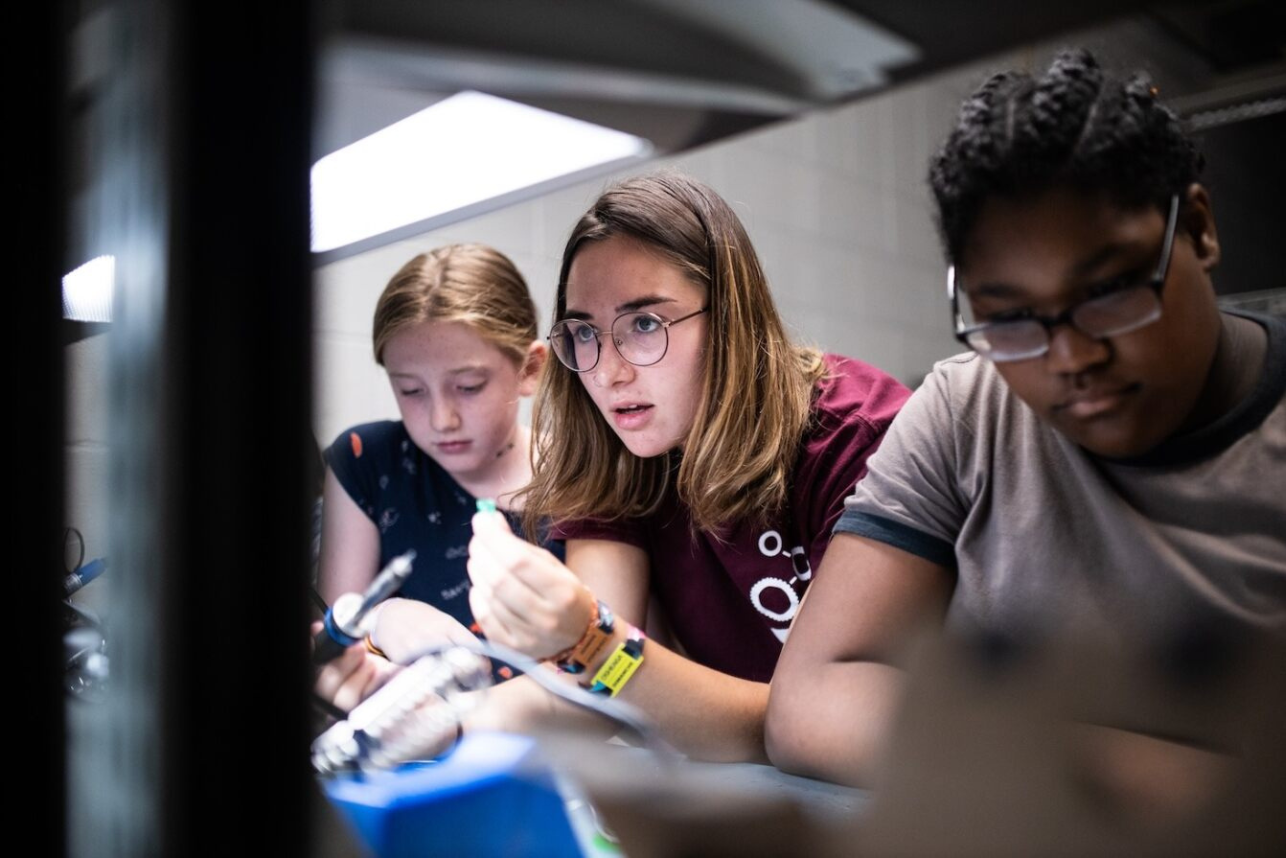 Des participiants de Go Code Girl dans le lab