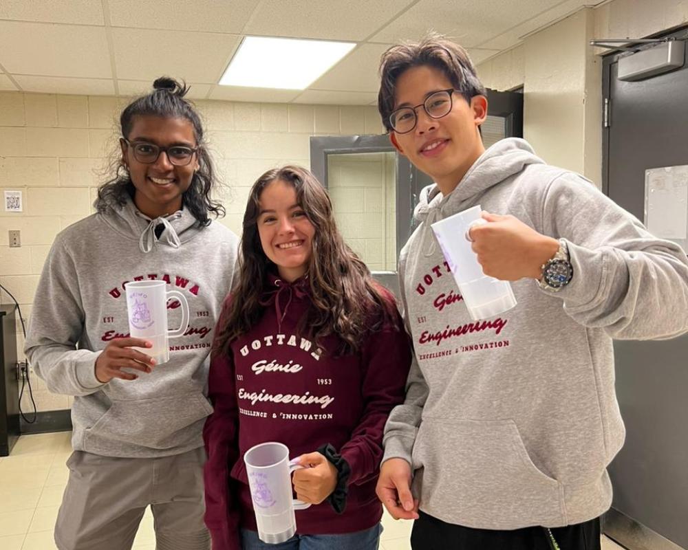 Des étudiants portant des hoodies à la marque de l'Université d'Ottawa. 