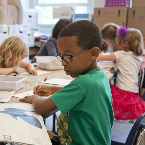 Un élève de l'école primaire travaille sur un modèle.