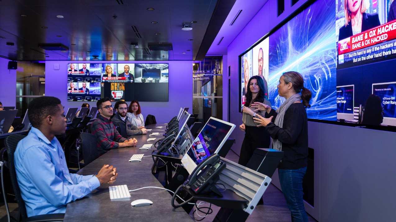 Groupe de personnes dans le Laboratoire uOttawa-IBM Cyber Range.