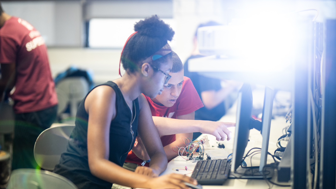 Adolescente et instructeur lors d'un atelier.