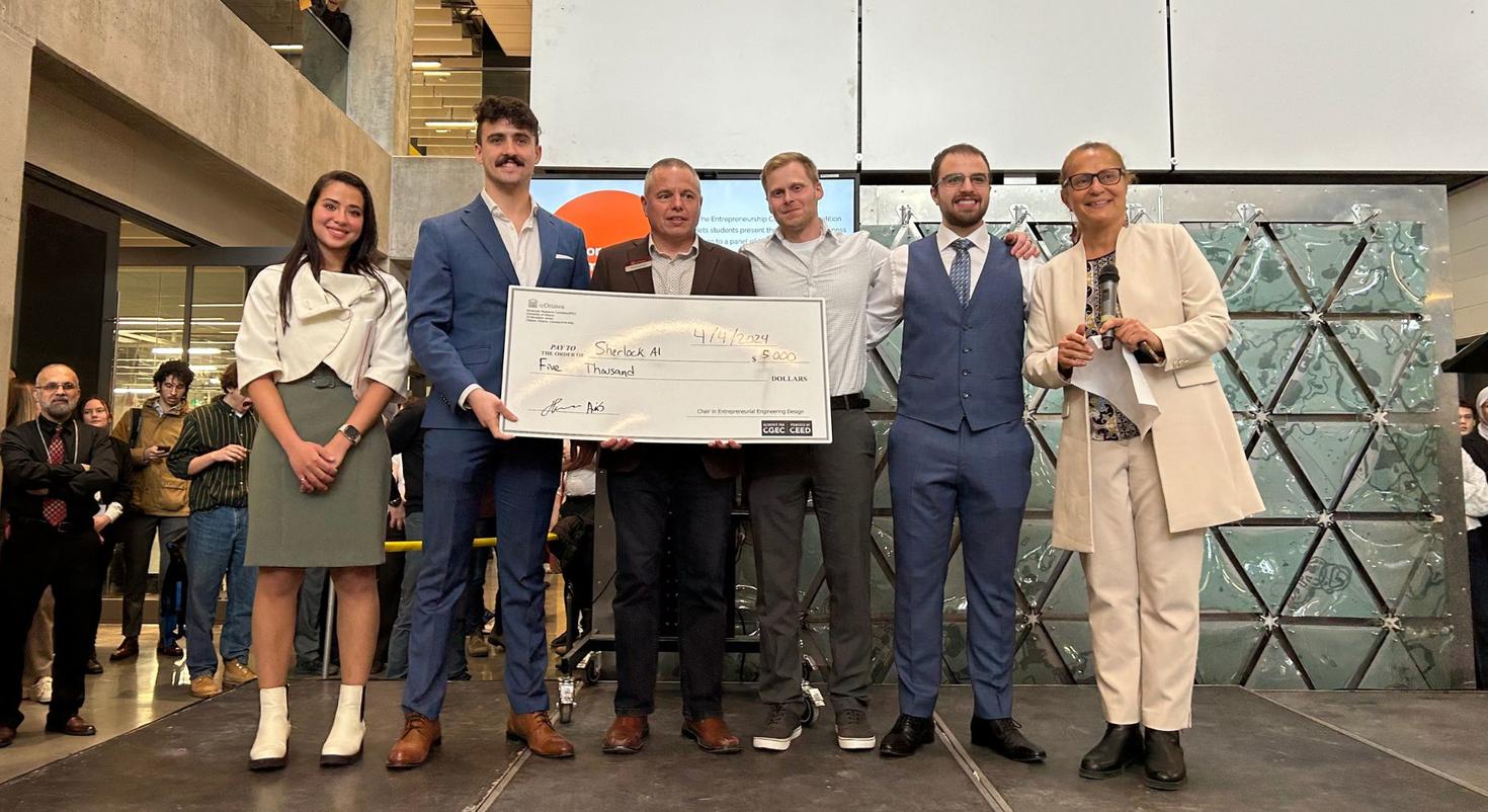 Un groupe détenant un certificat de prix en argent.