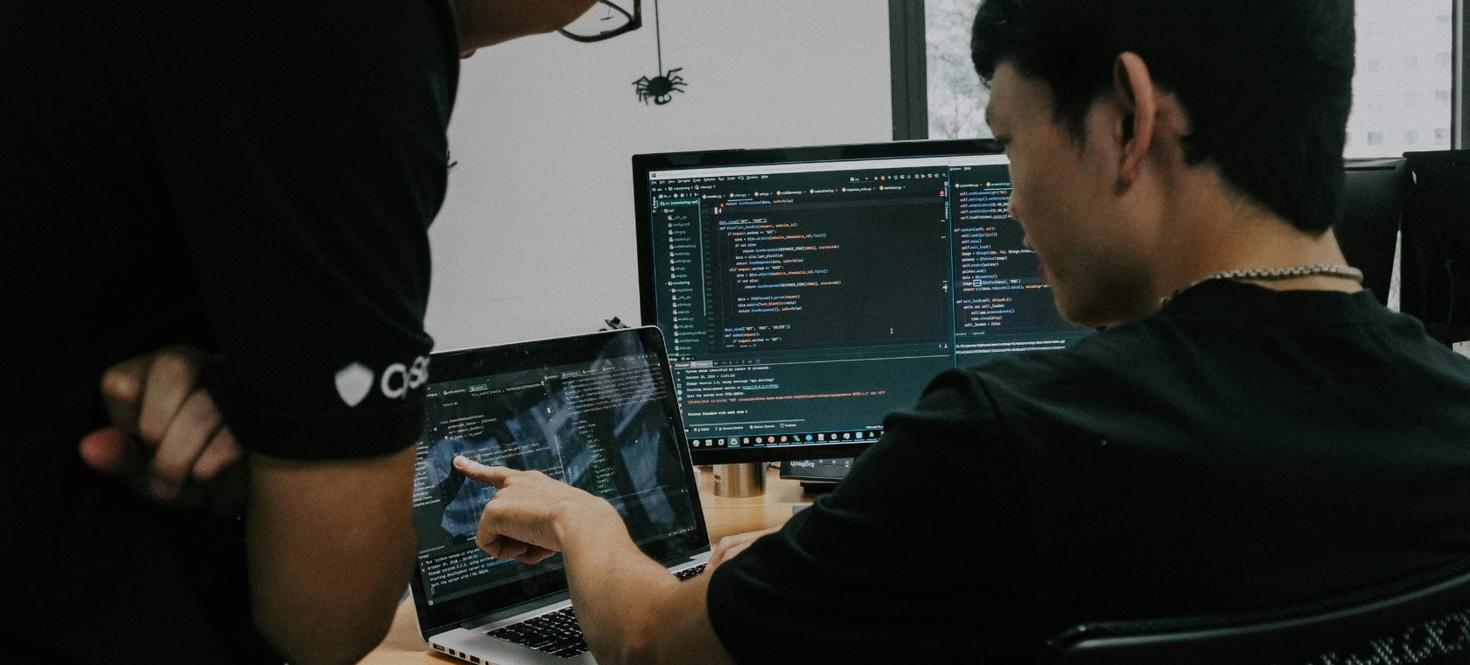 Une personne étudie un code à l'ordinateur.