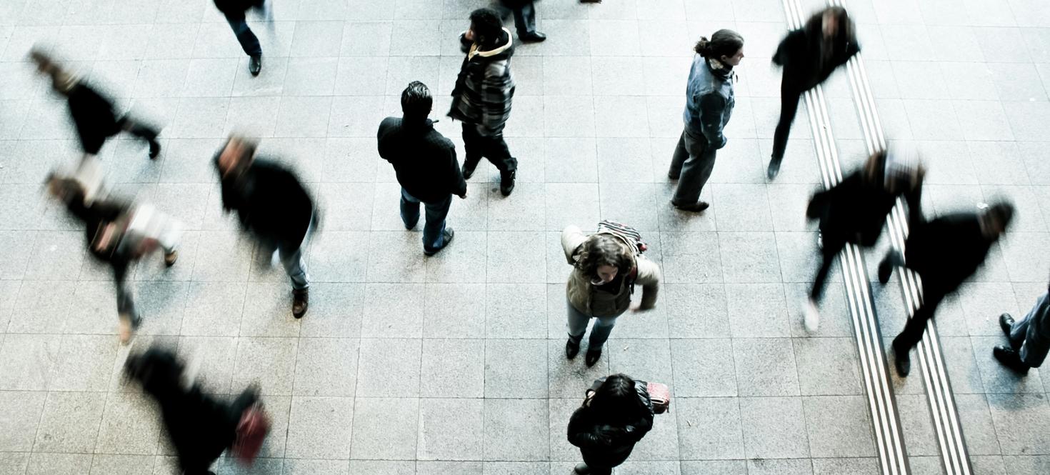 Des personnes qui marchent