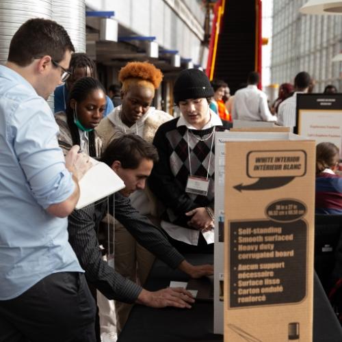 Personne présentant le projet à 4 personnes