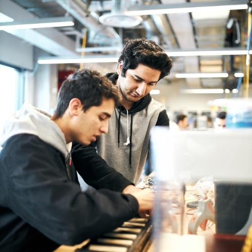 Deux étudiants travaillant dans le MakerLab