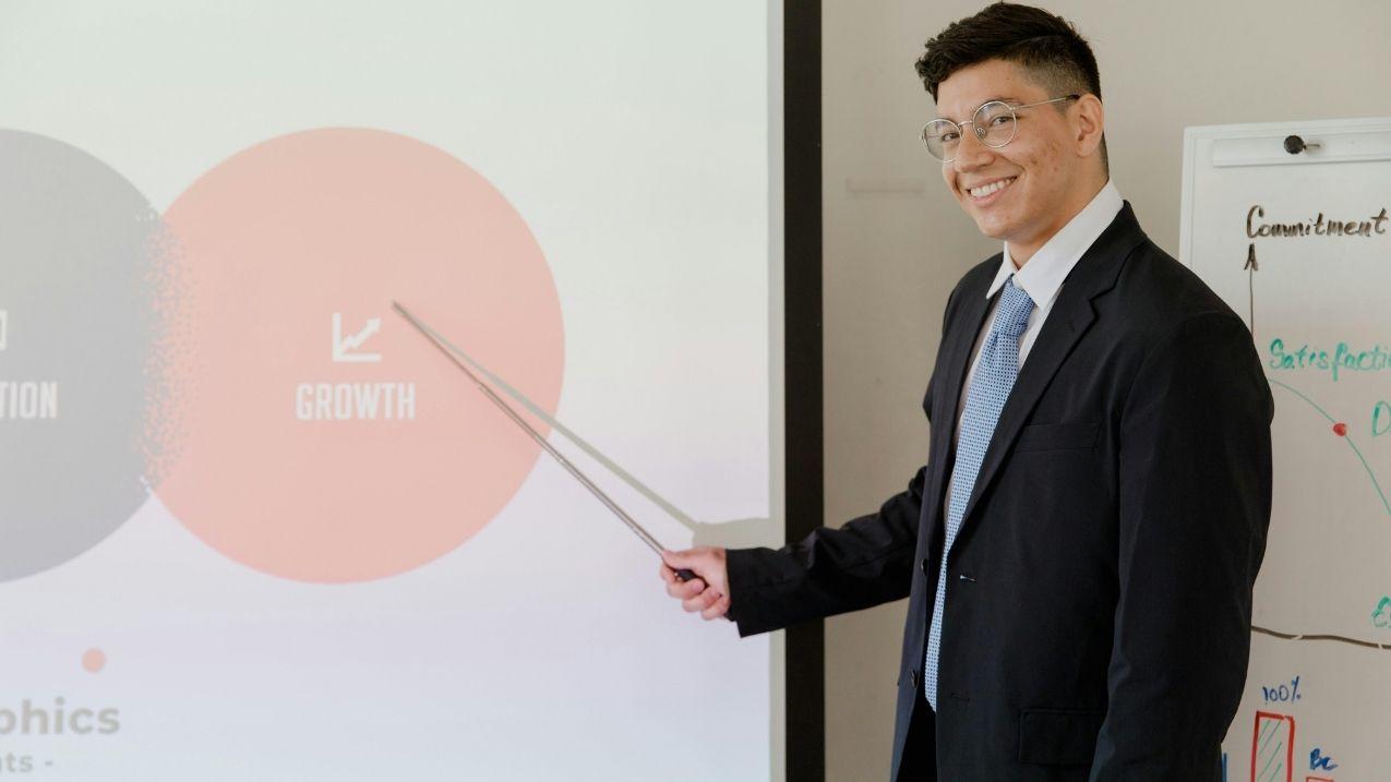 Un homme explique un diagramme. 