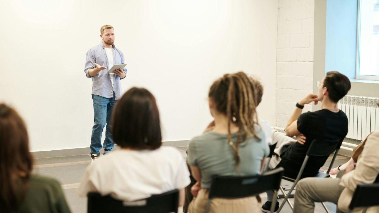 Un homme qui fait une présentation.