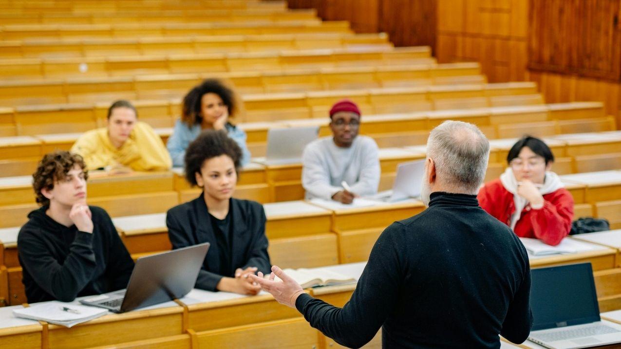 Un professeur qui donne un cours.