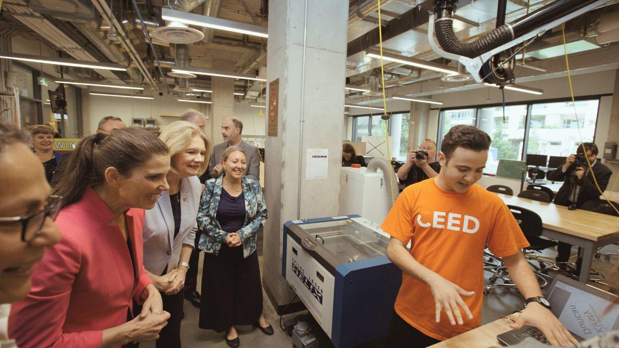 Volontaire de CGEC présente un atelier.