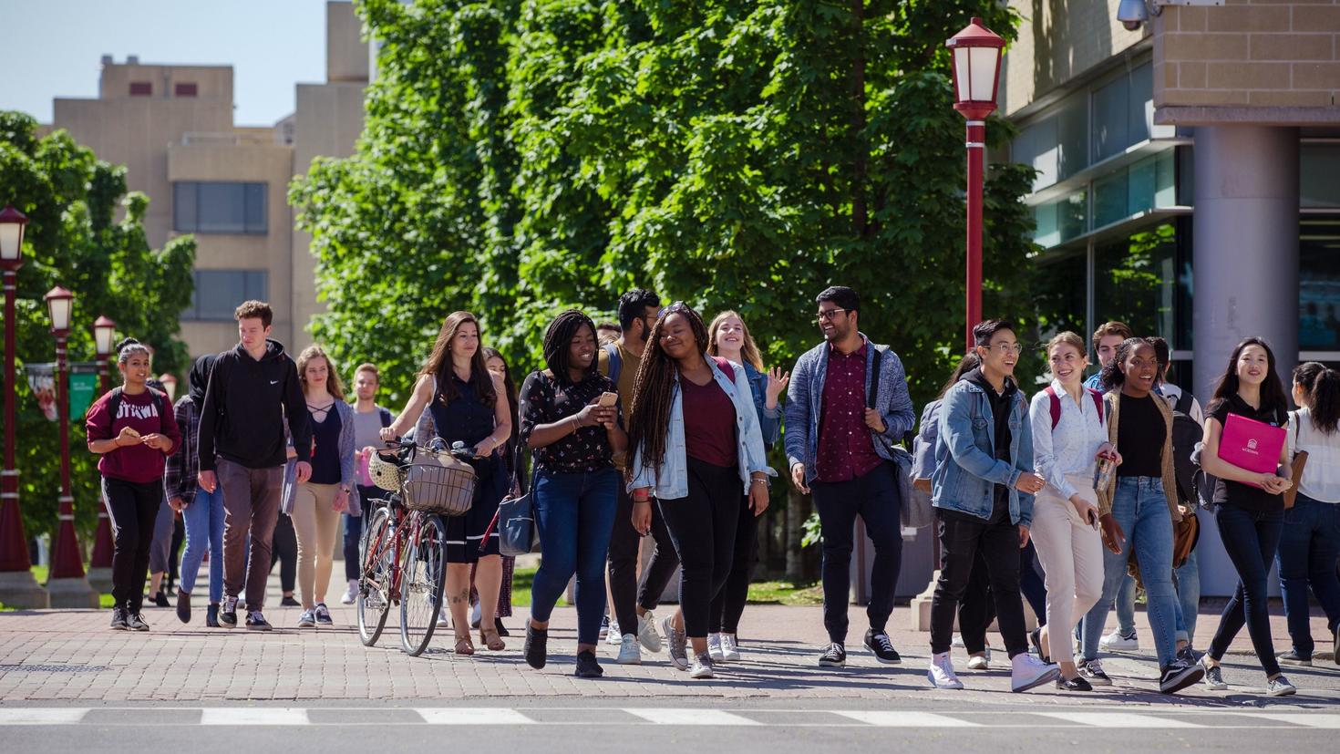 Étudiants marchant sur le campus