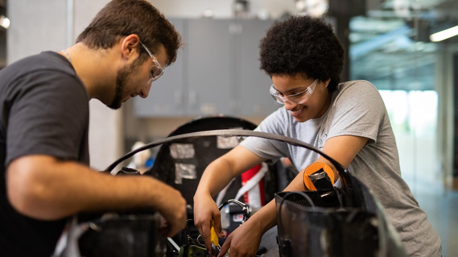Deux étudiants construisent dans un atelier