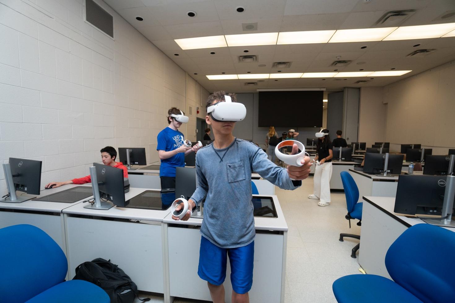 Ados dans une salle de classe avec des lunettes de réalité virtuelle