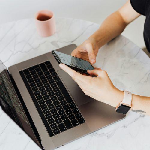 Personne qui tape sur son téléphone