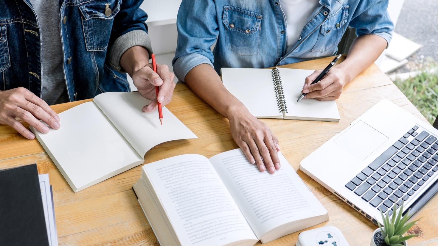 Des étudiants qui étudient ensemble