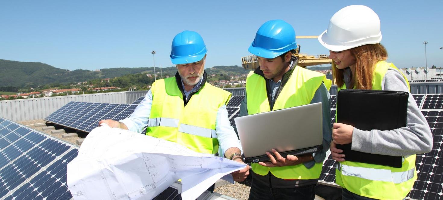 Un groupe d'ingénieures et d'ingénieurs qui examine un projet.