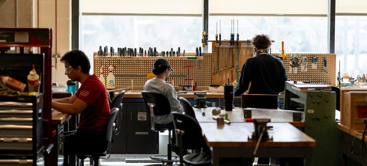 Des étudiants aux postes de travail au Centre Brunsfield.
