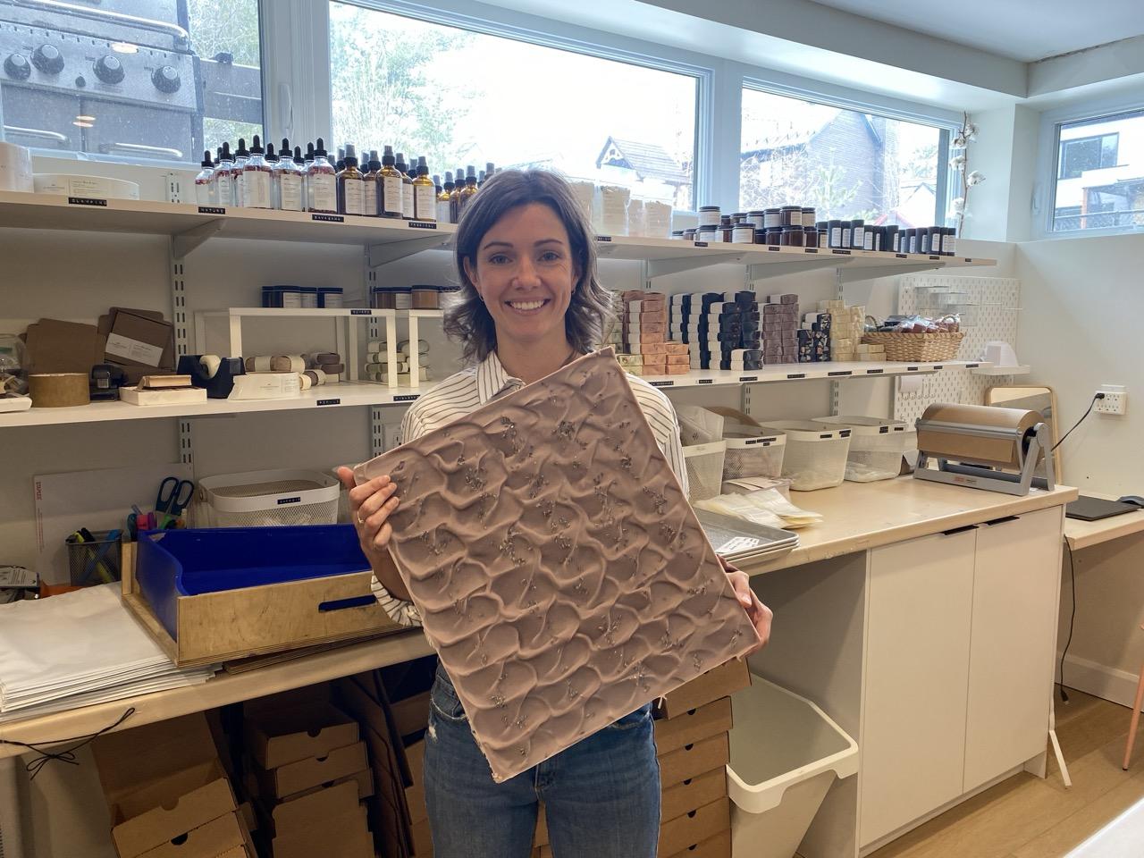Élodie Marcotte, propriétaire de La Marcotterie, tient un bloc de son savon artisanal précoupé. 