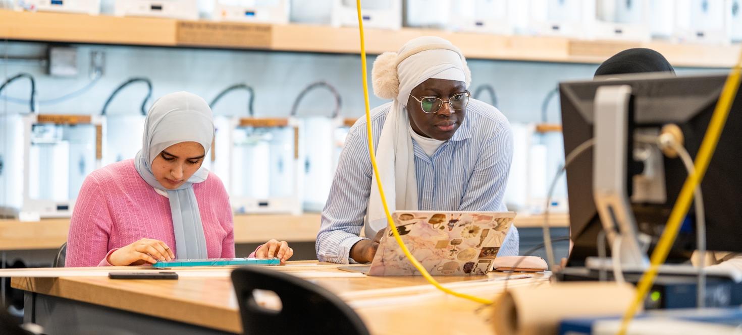 es étudiantes travaillent sur un projet dans l'atelier Makerspace Richard L'Abbé de l'Université d'Ottawa.