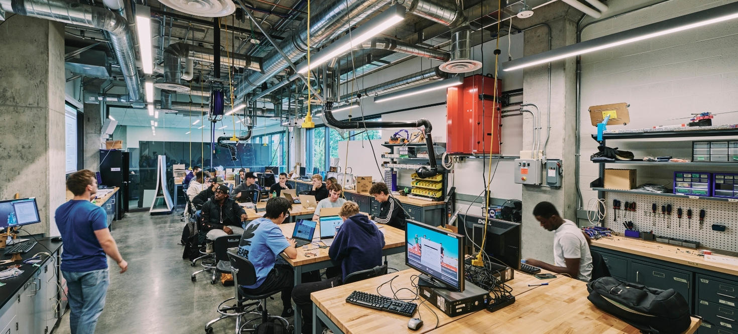 Groupe d'étudiantes et étudiants dans le MakerLab.