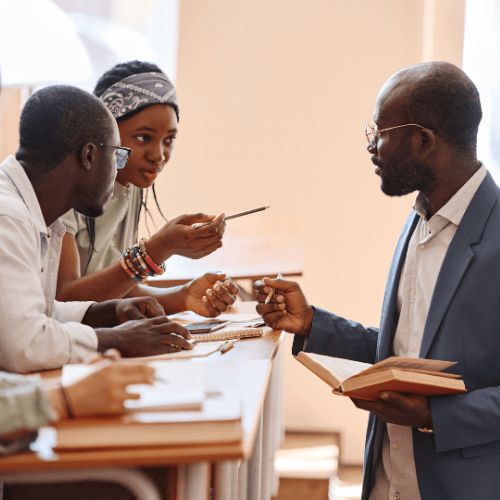 Des étudiantes et étudiants discutent avec leur superviseur.