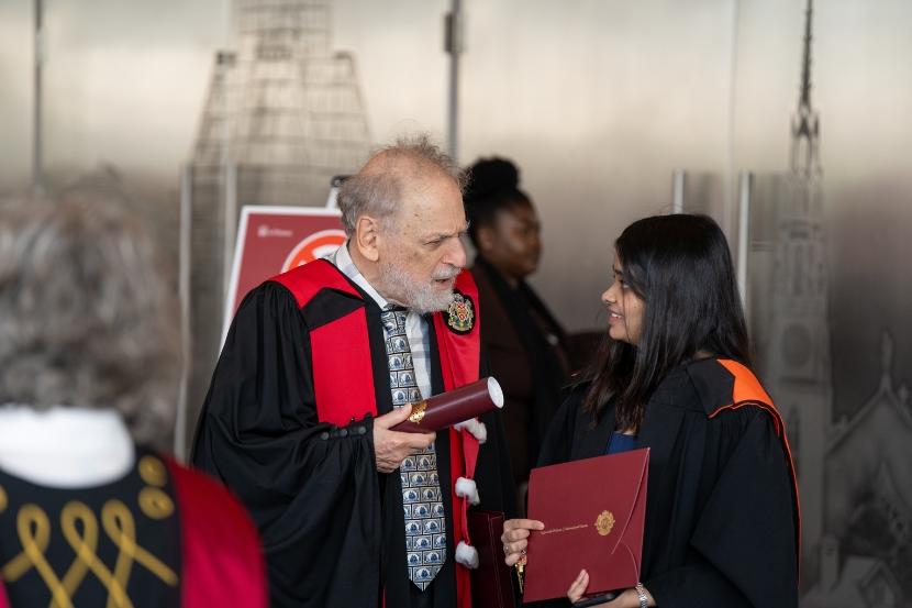 John McEntyre avec une étudiante diplomée.