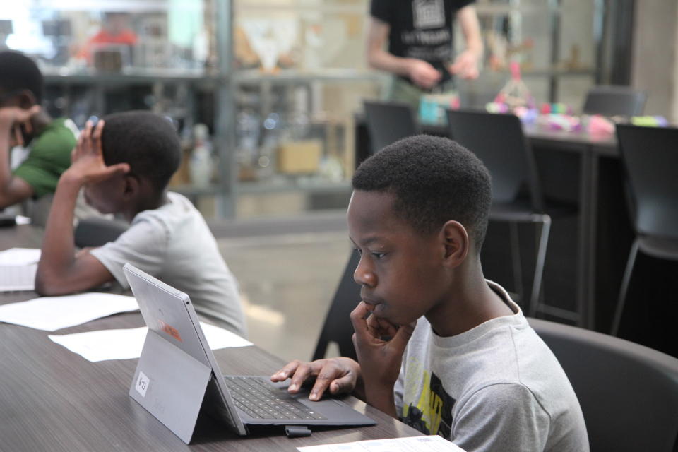Enfants utilisant son ordinateur portable
