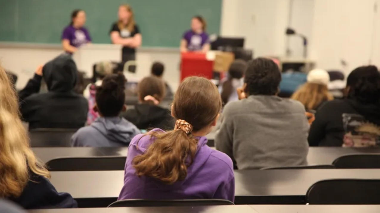 Une fille dans une salle de classe.