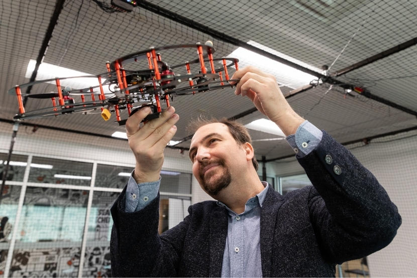 Burak Kantarci tenant un prototype de drone.