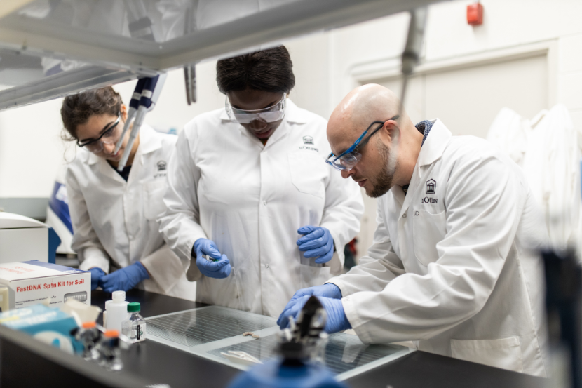 Trois chercheurs qui travaillent dans un laboratoire.