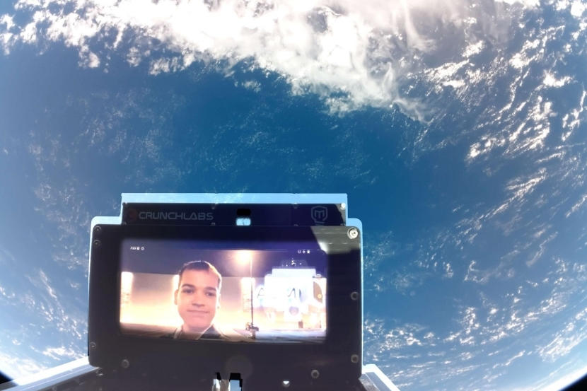 Un écran dans l'espace affichant une photo de Maxime Couture.