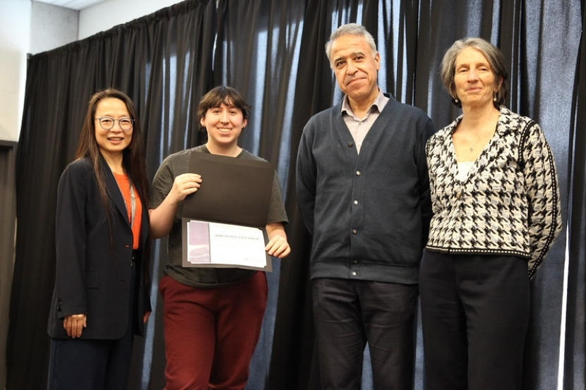 Danielle Rainville recevant son prix.