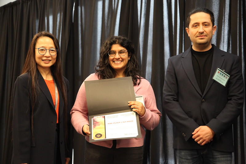 Samiha Chatoo reçoit son prix.