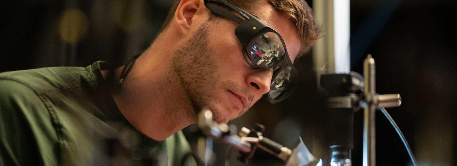 Personne travaillant avec des lasers en laboratoire.