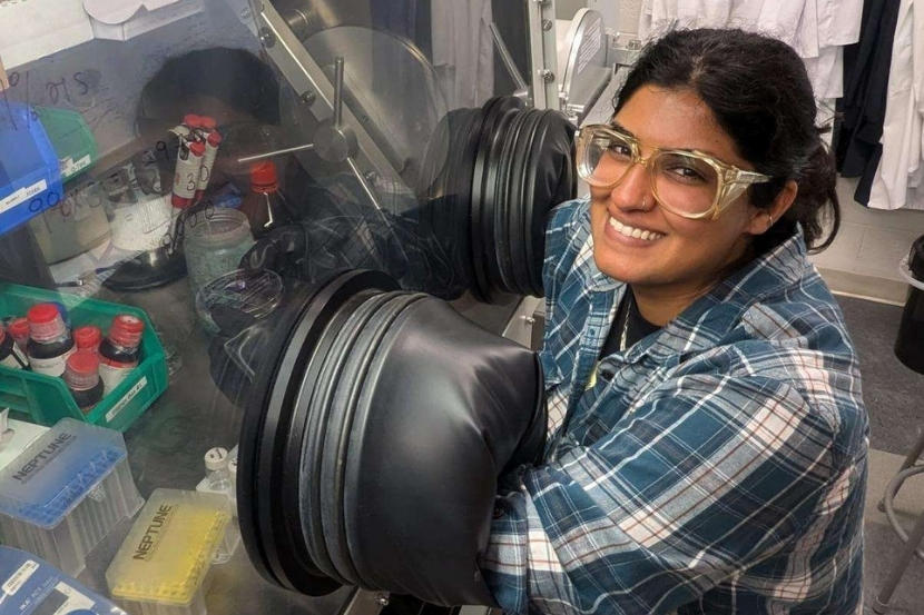 Samiha Chatoo travaillant avec des nanotubes dans un laboratoire.