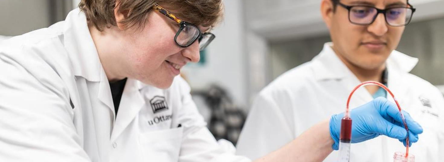 Deux personnes dans un laboratoire de génie chimique et biologique.