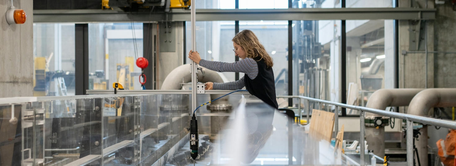 Une personne prend des mesures dans un laboratoire de génie civil.