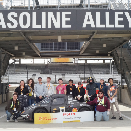 L'équipe Supermileage et leur voiture.